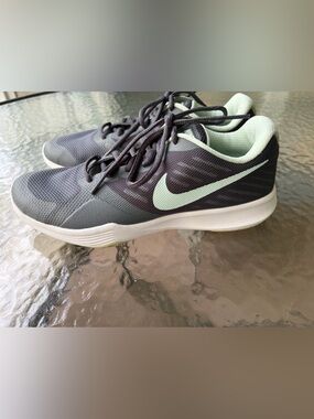 Nike City Trainer Womens Size 8.5 Gray Athletic Running Shoes Sneakers preowned